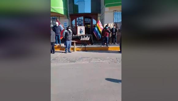 Cusco: funcionarios del distrito de Pallpata y sus familiares rindieron homenaje póstumo a Alfonso Villagra Merma. (Foto: Captura de video)