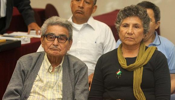 Abimael Guzmán y Elena Iparraguirre en una foto de este 2014. Ambos cumplen cadena perpetua por los crímenes cometidos con Sendero Luminoso. (EFE)
