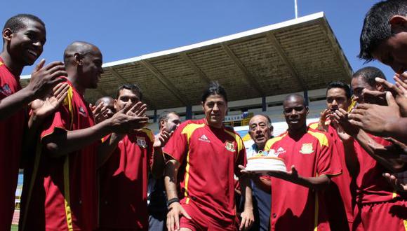 Los jugadores del Sport Huancayo le cantaron el ‘Happy birthday’ al atacante. (El Sol de los Andes)