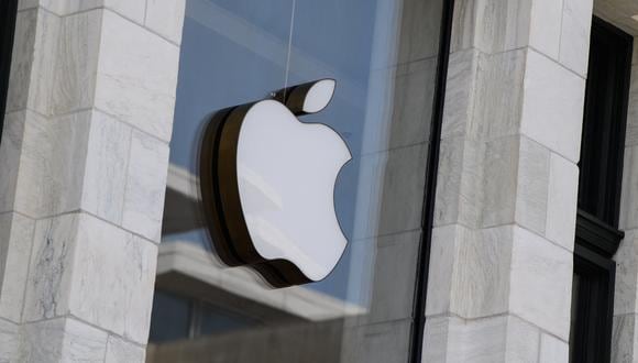 The Apple logo is seen at the entrance of an Apple store in Washington, DC, on September 14, 2021. - Apple users were urged on Tuesday to update their devices after the tech giant announced a fix for a major software flaw that allows the Pegasus spyware to be installed on phones without so much as a click. (Photo by Nicholas Kamm / AFP)