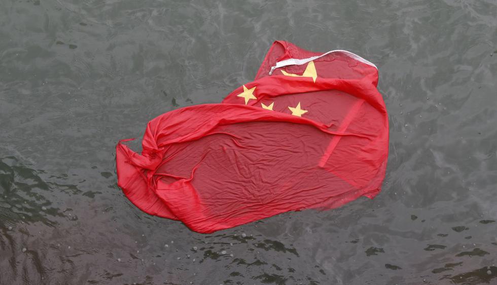 Manifestantes de Hong Kong lanzan bandera de China al agua. (Foto: AP)