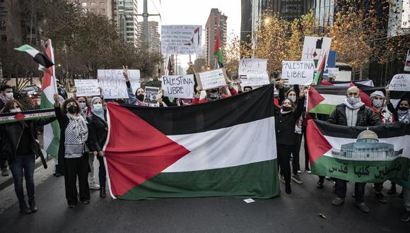 Miembros de la comunidad palestina en Chile participan en una protesta frente a la Embajada de Israel contra las operaciones militares de Israel en Gaza y en apoyo del pueblo palestino, en Santiago el 19 de mayo de 2021. (Foto por MARTÍN BERNETTI / AFP)