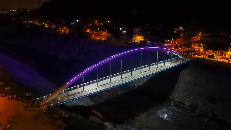 Este sábado se encendieron las luces del nuevo puente peatonal Malecón Checa infraestructura vial que une los distritos de San Juan de Lurigancho y El Agustino. (Foto: MML)
