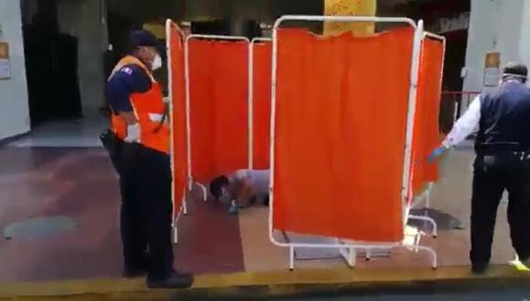 Personal del centro comercial y de la Policía aislaron a paciente sospechoso. (Foto: Captura de video)