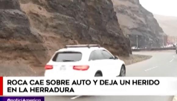 Roca cae de acantilado sobre auto y deja un herido en La Herradura. (Foto: América TV)