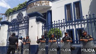 Policías resguardan los exteriores de la morgue previo a la necropsia de Alan García