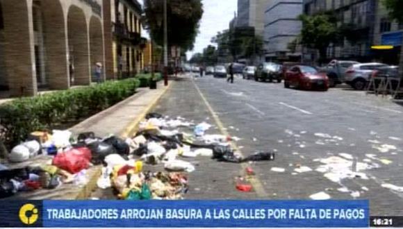 Los trabajadores se comprometieron a recoger la basura que lanzaron en los últimos días en las calles del Callao. (RPP Televisión)