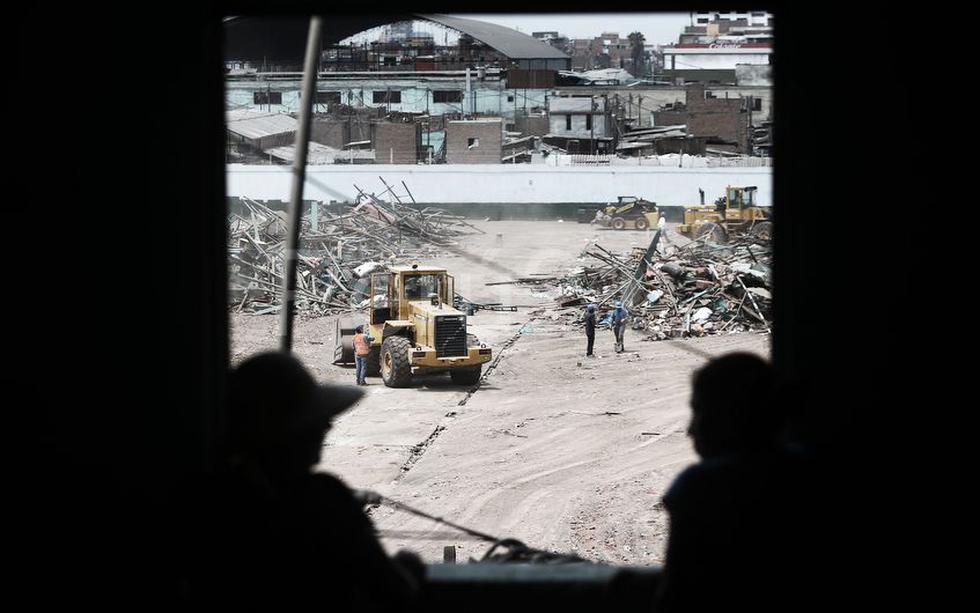 Tras la demolición llevada a cabo la madrugada del sábado, personal de limpieza continúa levantando los escombros de lo que fue el mercado de La Parada. (Rafael Cornejo)