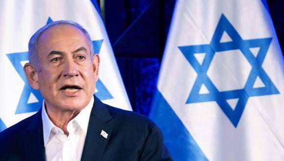 El primer ministro de Israel, Benjamin Netanyahu, hace una declaración mientras el presidente de Estados Unidos escucha antes de una reunión en Tel Aviv el 18 de octubre de 2023. (Foto de Brendan Smialowski / AFP)