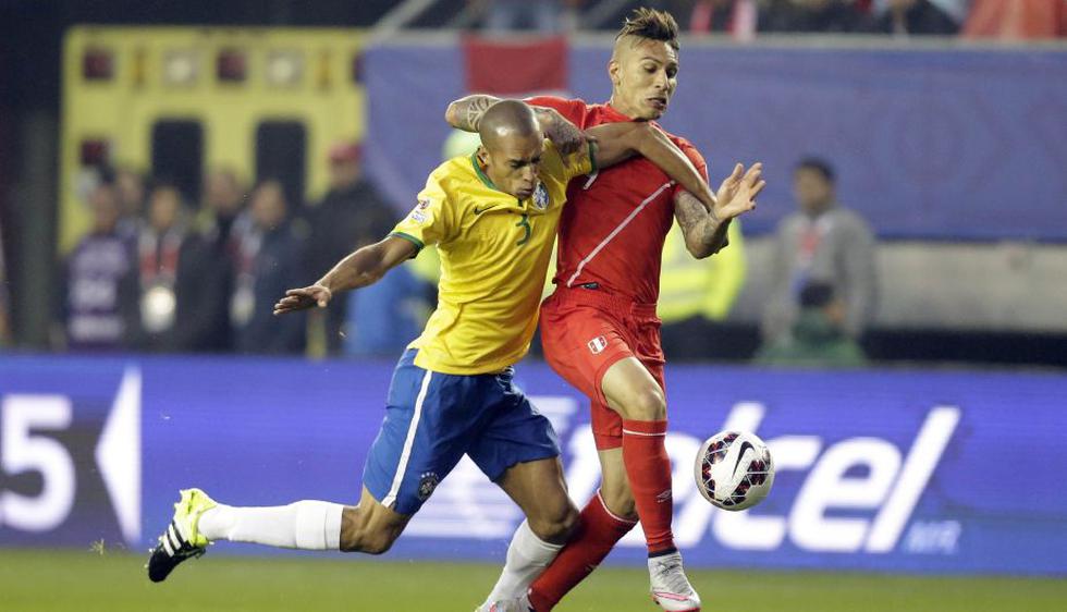 Brasil venció 2-1 a Perú con un gol en los minutos finales. (AP)
