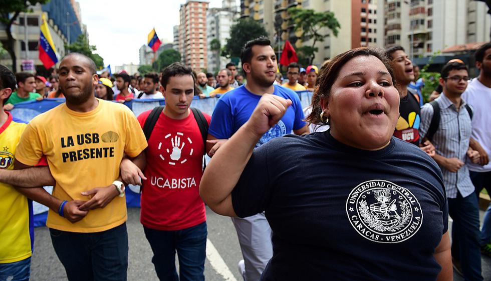 Universitarios marchan en Venezuela con exigencias para diálogo entre chavismo y oposición. (AFP)