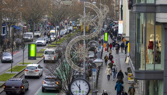 Las personas caminan por la calle Schlossstrasse, en Berlín, el pasado 11 de diciembre de 2020 en medio de la pandemia del nuevo coronavirus. (Odd ANDERSEN / AFP)