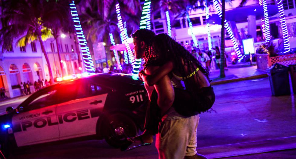 Imagen referencial. La policía de Miami Beach escolta a las personas en Miami, Florida, el 26 de marzo de 2021. (CHANDAN KHANNA / AFP).