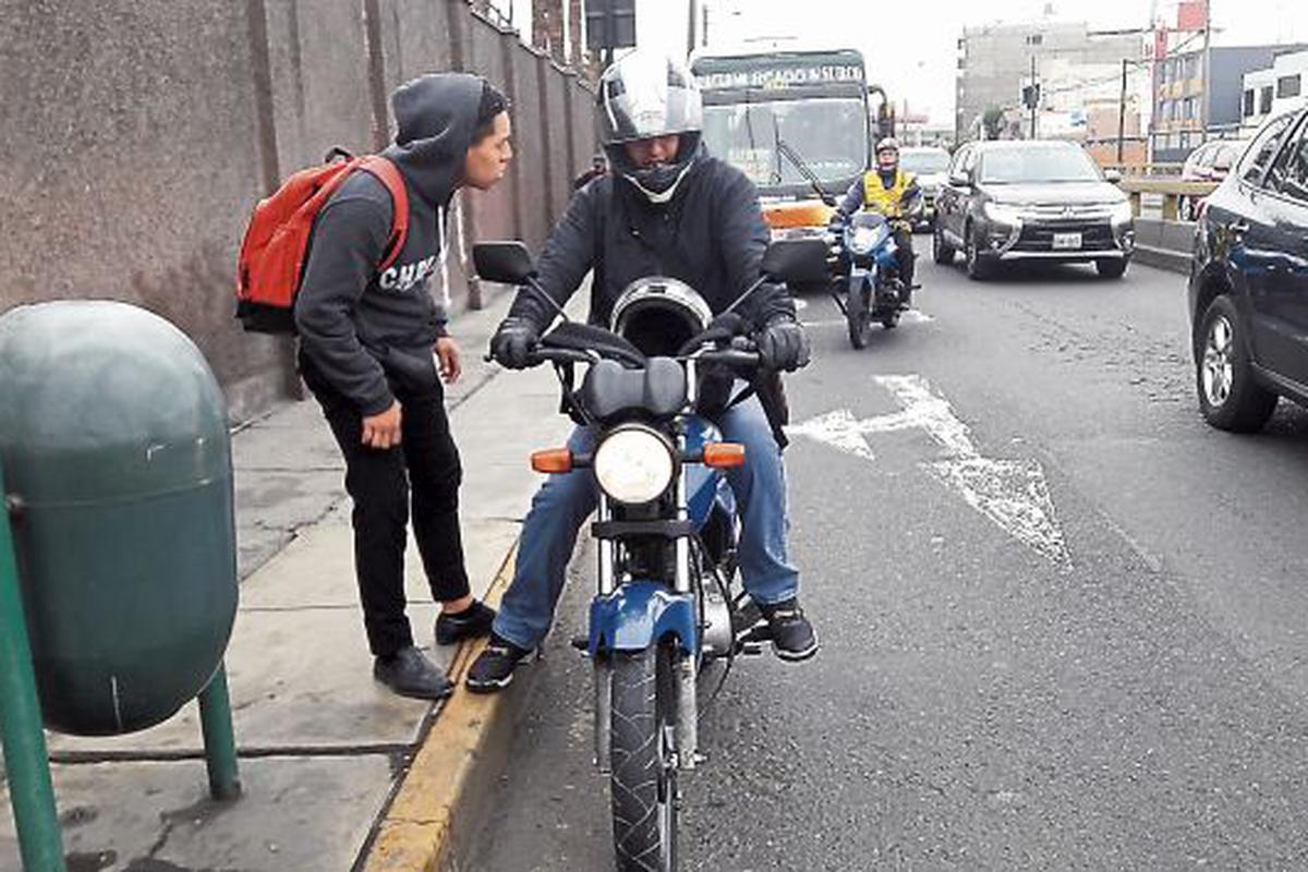 Ofrecen servicio informal de taxi en motos lineales a través de redes sociales | LIMA | PERU21