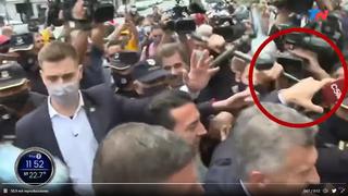 Mauricio Macri le roba micrófono a reportero de televisión y lo arroja al suelo | VIDEO