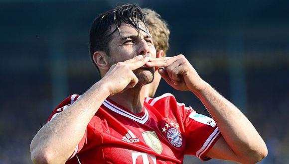 Claudio Pizarro celebrando su tanto que abrió el marcador. (AFP)
