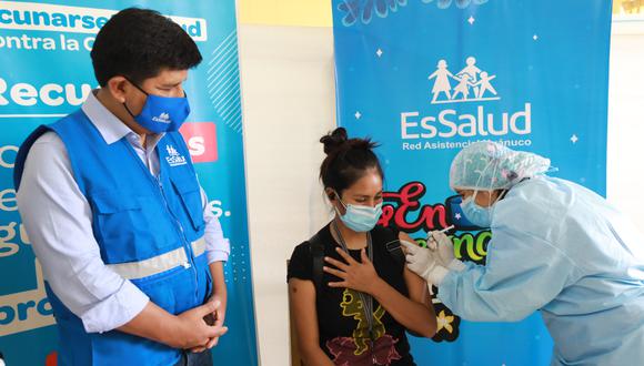 El presidente de EsSalud, Mario Carhuapoma, supervisó la vacunación de jóvenes en Huánuco. (Foto: EsSalud)
