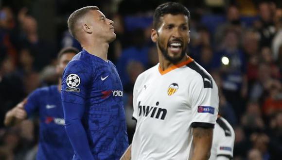 Chelsea's English midfielder Ross Barkley (L) reacts after missing a penalty during the UEFA Champion's League Group H football match between Chelsea and Valencia at Stamford Bridge in London on September 17, 2019. (Photo by Ian KINGTON / AFP)