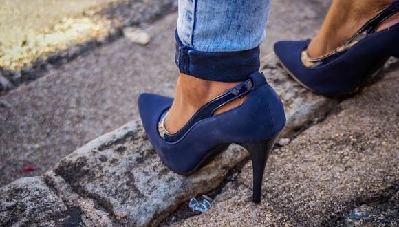 Las consecuencias de llevar este tipo de zapatos, van desde callosidades, juanetes, espolón calcáneo, dolor lumbar, artrosis y daños en el tobillo. (Foto: Pixabay)