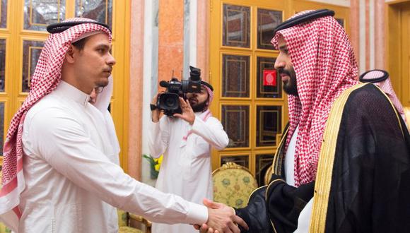 El príncipe heredero de Arabia Saudita, Mohamed bin Salman, recibe a Salah bin Jamal Khashoggi, uno de los hijos del periodista saudí Jamal Khashoggi, para transmitirle personalmente sus "condolencias". (Foto: EFE)