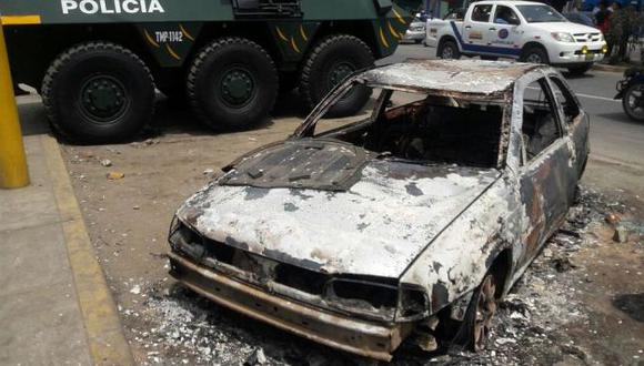 Varios desmanes se produjeron e Huaycán. Entre ellos, un vehículo fue incinerado. (Óscar Flores/Perú21)