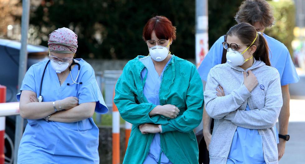 Un grupo de trabajadores de la salud usan mascarillas protectoras fuera del hospital en Padua, región del Véneto, norte de Italia, país donde se han registrado más de 100 casos de coronavirus. (EFE)