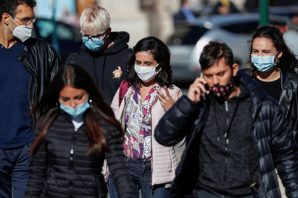 Se ven personas con máscaras faciales, en medio del brote de la enfermedad por coronavirus (COVID-19), en Roma, Italia, el 8 de octubre de 2020.  (REUTERS/Guglielmo Mangiapane).