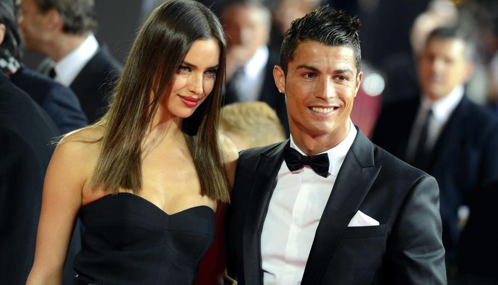 Cristiano Ronaldo llegó a la ceremonia acompañado de su novia Irina Shayk. (AP)