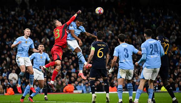 Lunin tuvo 8 tapadas claves y 7 despejes ante el Manchester City (Foto: AFP).