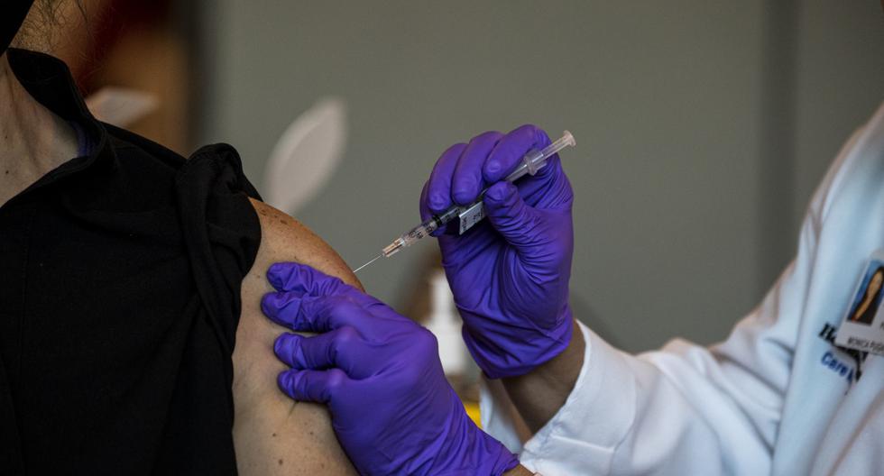 Imagen referencial. Una persona recibe la vacuna contra el coronavirus de Pfizer y BioNtech, el 14 de diciembre de 2020. (CHANDAN KHANNA / AFP).