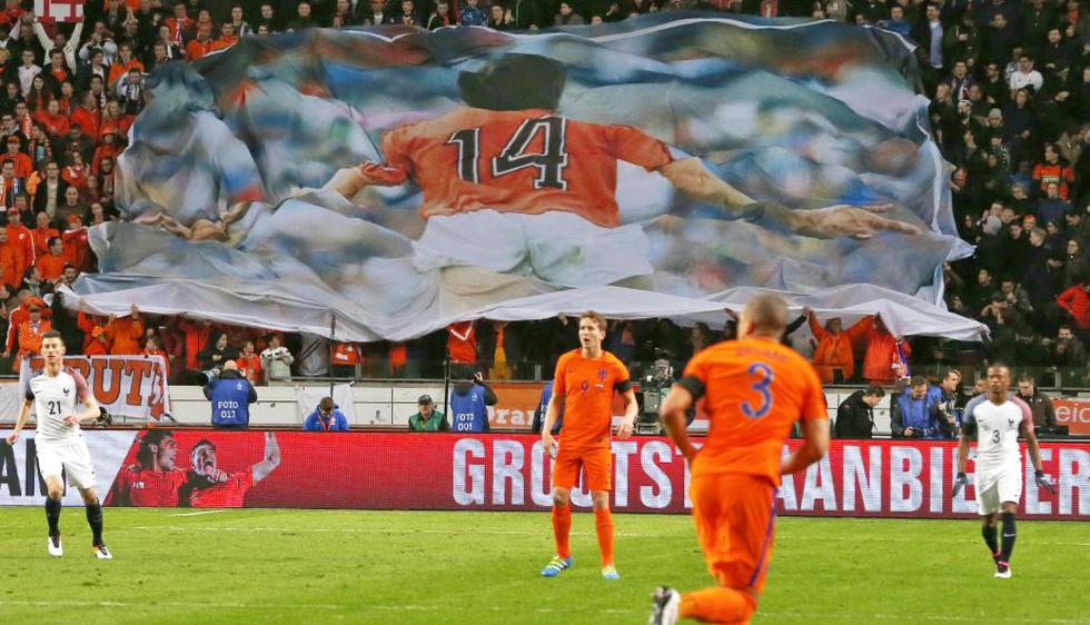 Johan Cruyf: El partido entre Holanda y Francia se detuvo en el minuto 14 para rendirle homenaje. (AFP)