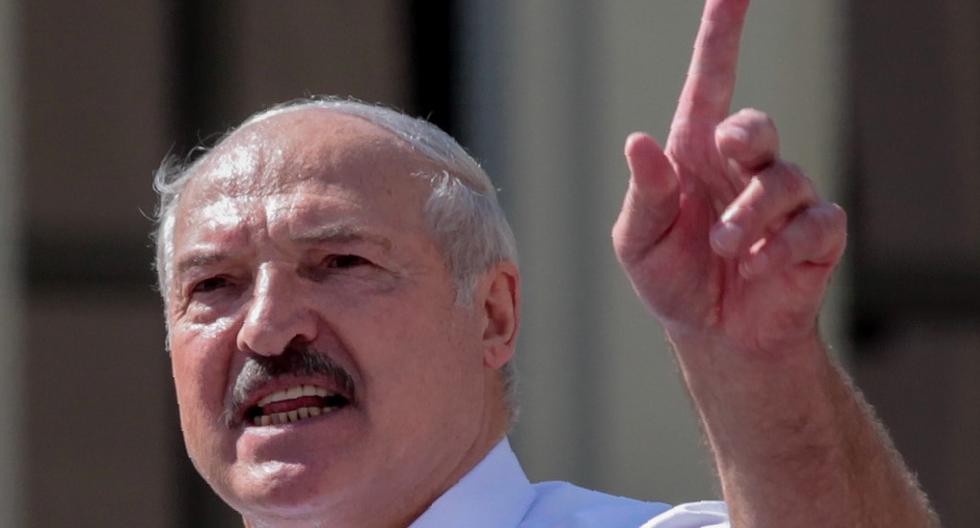 En esta foto de archivo tomada el 16 de agosto de 2020, el presidente de Bielorrusia, Alexander Lukashenko, hace un gesto mientras pronuncia un discurso durante una manifestación celebrada para apoyarlo en el centro de Minsk. (Siarhei LESKIEC / AFP).