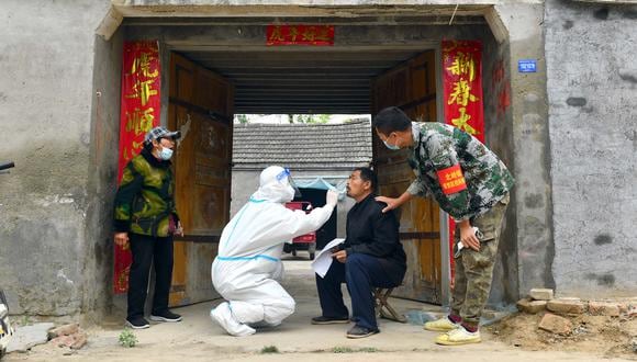 A diferencia de la mayor parte del mundo, que ya ha decidido convivir con el virus, China mantiene desde hace dos años una estricta política de tolerancia cero contra el COVID-19. (Foto: AFP)
