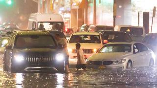 Dos colombianos dejan su auto para ayudar a otras personas en plena lluvia e inundaciones en Nueva York 