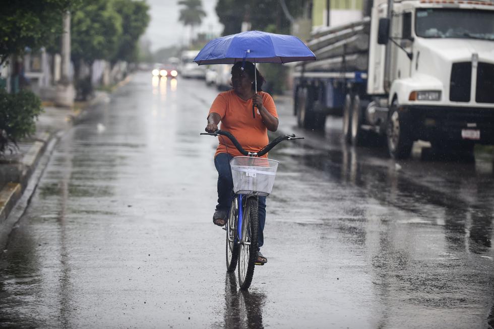 El huracán willa ya en grado 3 pasa por las costas de méxico generando lluvias y fuertes vientos. (AFP).