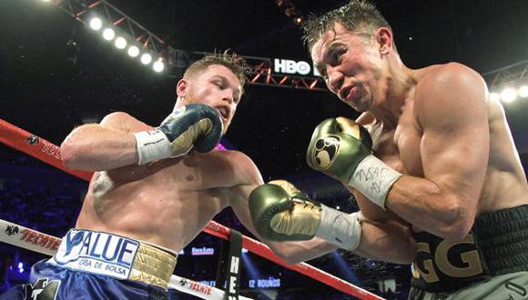 Canelo Alvarez (L) exchanges blows with Gennady Golovkin during their WBC, WBA and IBF middleweight championship fight at the T-Mobile Arena on September 16, 2017 in Las Vegas, Nevada. - Gennady Golovkin retained his three world middleweight titles, fighting to a draw with Mexican star Canelo Alvarez in a showdown for middleweight supremacy that lived up the hype. (Photo by John GURZINSKI / AFP)