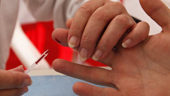 Un hombre se somete a una prueba de VIH durante la operación "Test In The City", una prueba de VIH gratuita en Mónaco, el 25 de noviembre de 2015 en Mónaco. (Foto de VALERY HACHE / AFP)