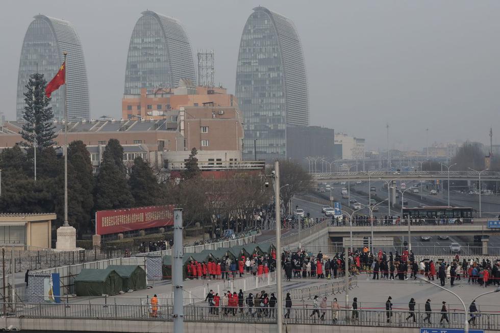 Beijing inició este viernes su campaña masiva de test de coronavirus entre sus habitantes, tras haber detectado algunos casos, lo que dio lugar a impresionantes filas de espera en las calles de la capital china. (Texto: AFP / Foto: EFE).