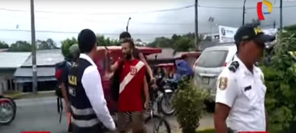 Chileno causa indignación tras tirar a la basura camiseta peruana en Iquitos. (Captura de TV)