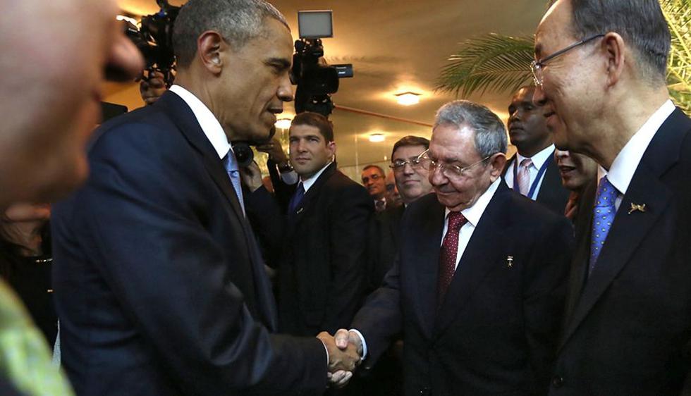 Barack Obama y Raúl Castro se dieron histórico apretón de manos en Panamá. (AFP)