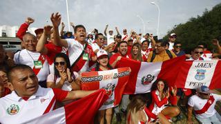 Hinchas de la 'Blanquirroja' alientan al equipo tras entrenamiento previo al Perú vs. Venezuela [FOTOS]