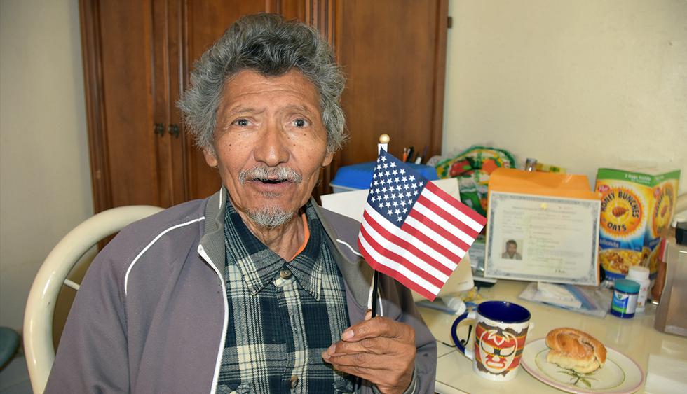 El salvadoreño Israel de la Cruz Meléndez, de 75 años, emigró a Estados Unidos en 1980 y hasta la fecha no sabe leer ni escribir, pero ello no fue impedimento para que haya logrado la ciudadanía. (EFE)