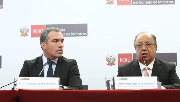 Fernando Tuesta acompañó al presidente del Consejo de Ministros, Salvador del Solar, para presentar su informe de reforma política ante la ciudadanía. (Foto: GEC)