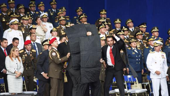 Nicolás Maduro fue protegido con chalecos antibalas. (AP)