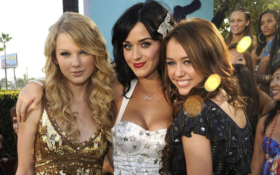 Miley Cyrus y estos otros artistas lucían así cuando asistieron a su primera premiación de MTV. (Entertainment Weekly)