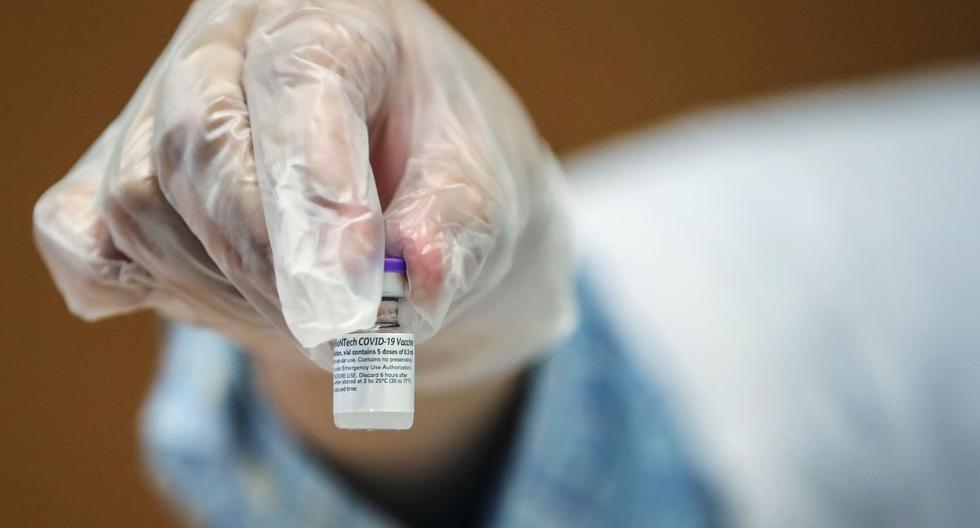 Un profesional de la salud sostiene un vial de la vacuna Pfizer-BioNTech contra el coronavirus (COVID-19) en Evanston, Illinois, Estados Unidos, el 22 de febrero de 2021. (REUTERS/Kamil Krzaczynski).