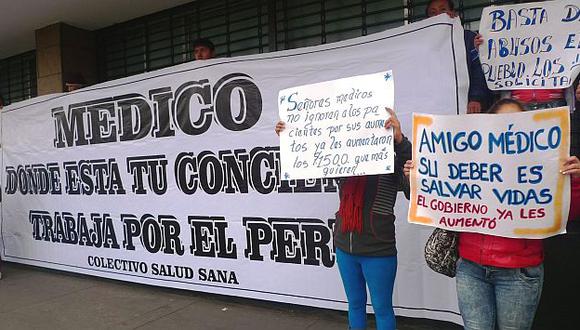 Pacientes reclaman el fin de la huelga médica con pancartas frente algunos hospitales de Lima. (Andina)