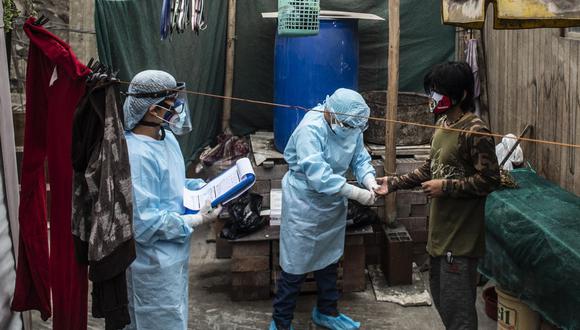 Los médicos visitan a un paciente en Chosica en medio de la pandemia del nuevo coronavirus COVID-19 (Foto: Ernesto Benavides / AFP)