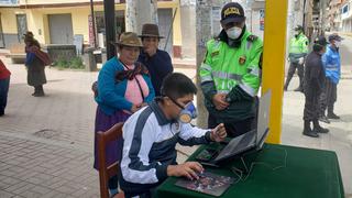 Huánuco: Policías instalan una mesa para brindar orientación a los beneficiarios del programa Pensión 65