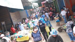 Coronavirus en Perú: Cientos de personas desbordaron mercados de Trujillo y caminaban hasta sin mascarilla